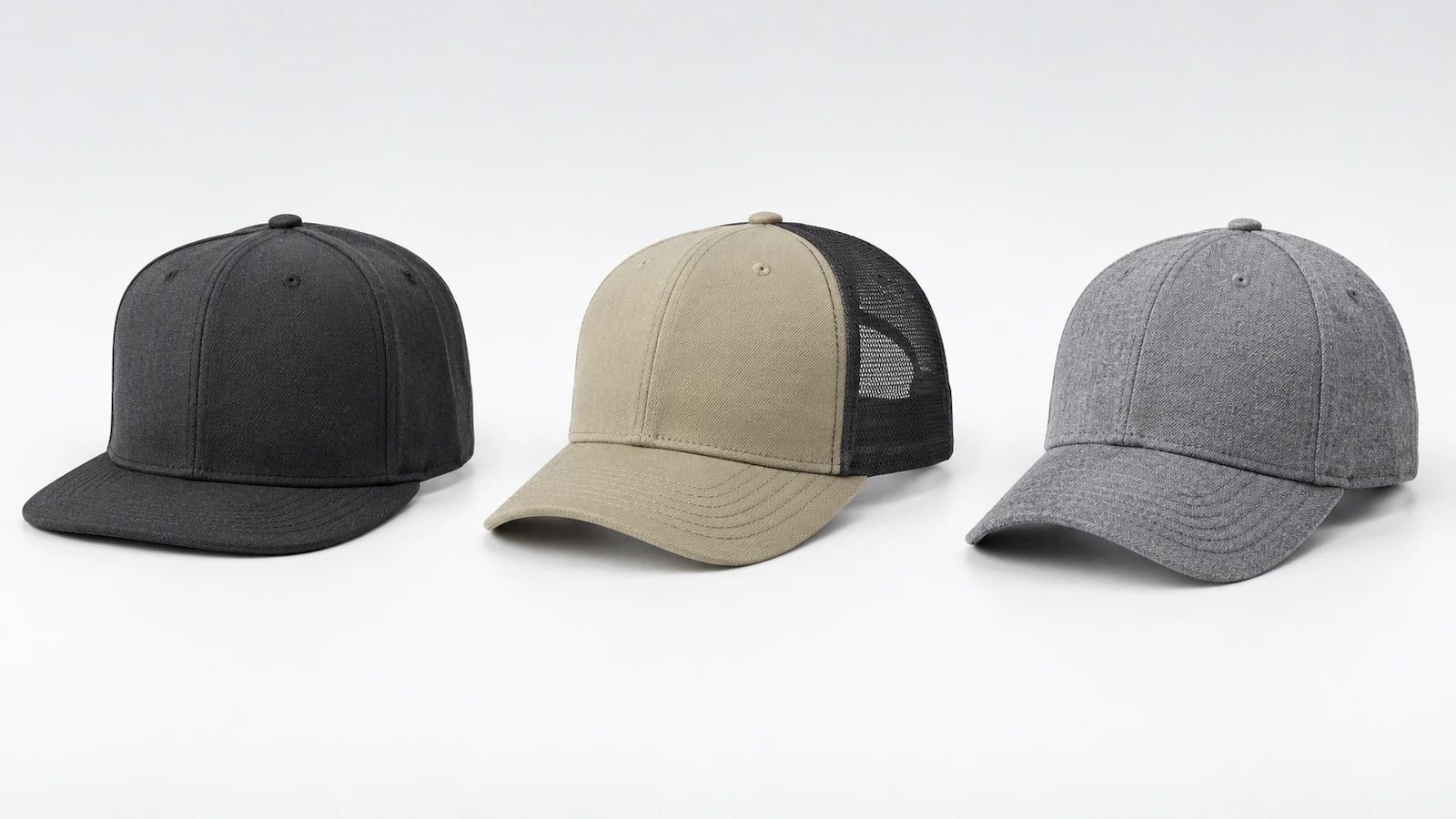Tiga topi polos berdampingan: topi berukuran pas berbadan tinggi dengan lidah topi datar, topi trucker berbelakang jaring berprofil menengah, dan topi berstruktur 6 panel tanpa merek apa pun
