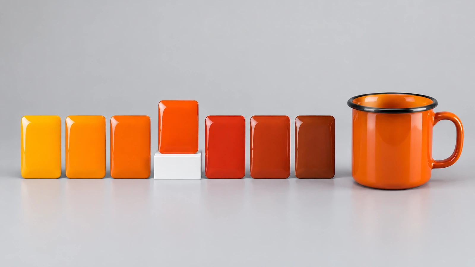 Deretan keping warna enamel oranye hasil bakar, dari tangerine cerah hingga karat gosong, di samping mug camping enamel oranye mengilap