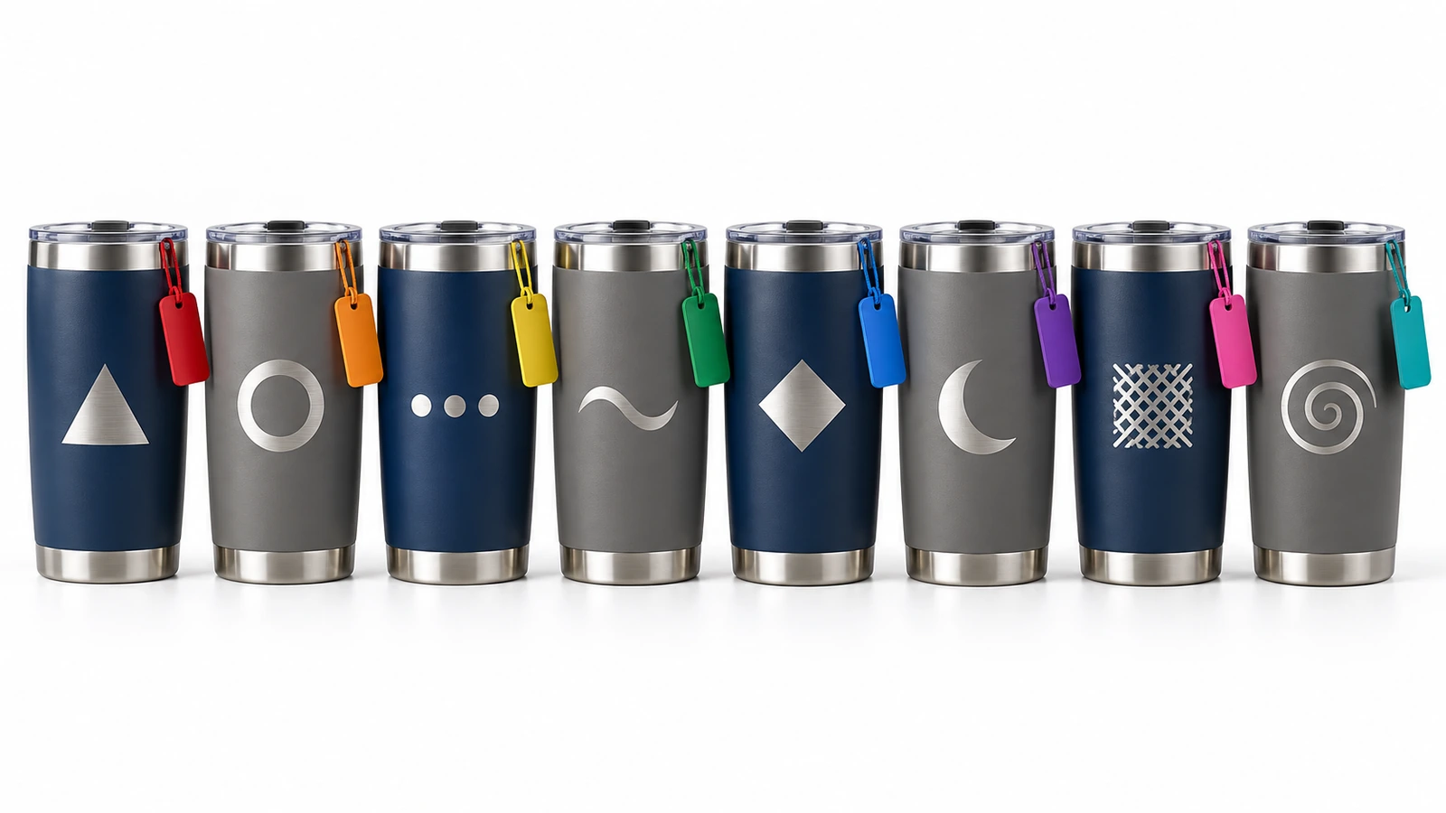 Deretan tumbler stainless steel doff, masing-masing diukir dengan tanda abstrak yang berbeda dan dipasangkan dengan label berwarna yang sesuai, menampilkan satu desain unik per penerima