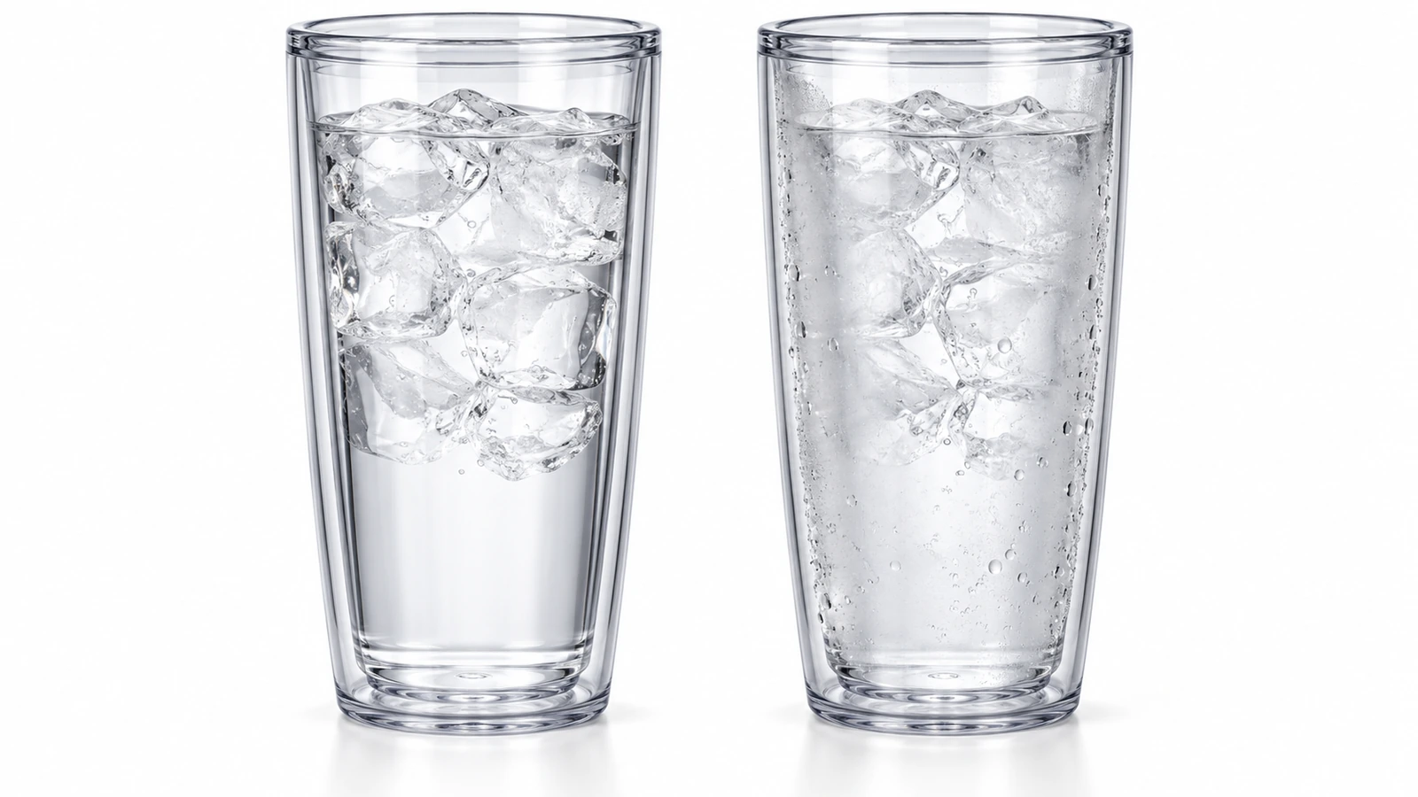 Dua tumbler dinding ganda bening berdampingan, satu benar-benar bening dan satu dengan pita berkabut keruh serta tetesan terlihat di antara dinding dalam dan luar