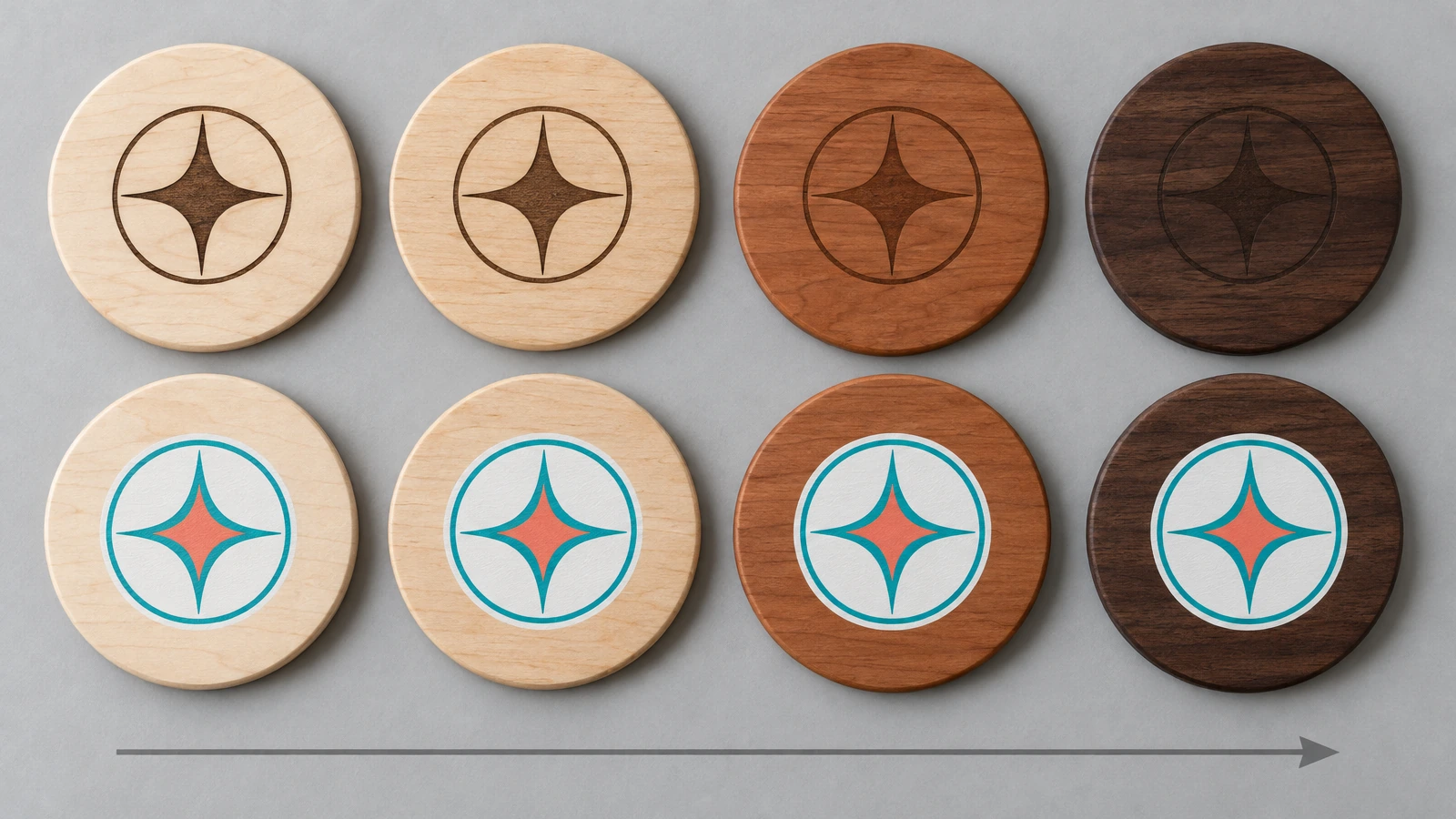 Deretan tatakan gelas kayu bulat dari maple pucat hingga walnut gelap, masing-masing dihiasi lambang abstrak yang sama, memperlihatkan kontras ukiran memudar pada kayu yang lebih gelap sementara warna cetak tetap terlihat