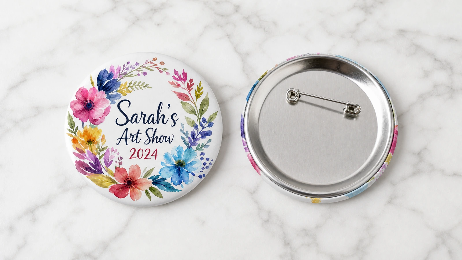 Perbandingan ukuran button dan keterbacaan desain Studi ukuran pinback button berdampingan yang menunjukkan keterbacaan logo, pesan singkat, dan desain terperinci