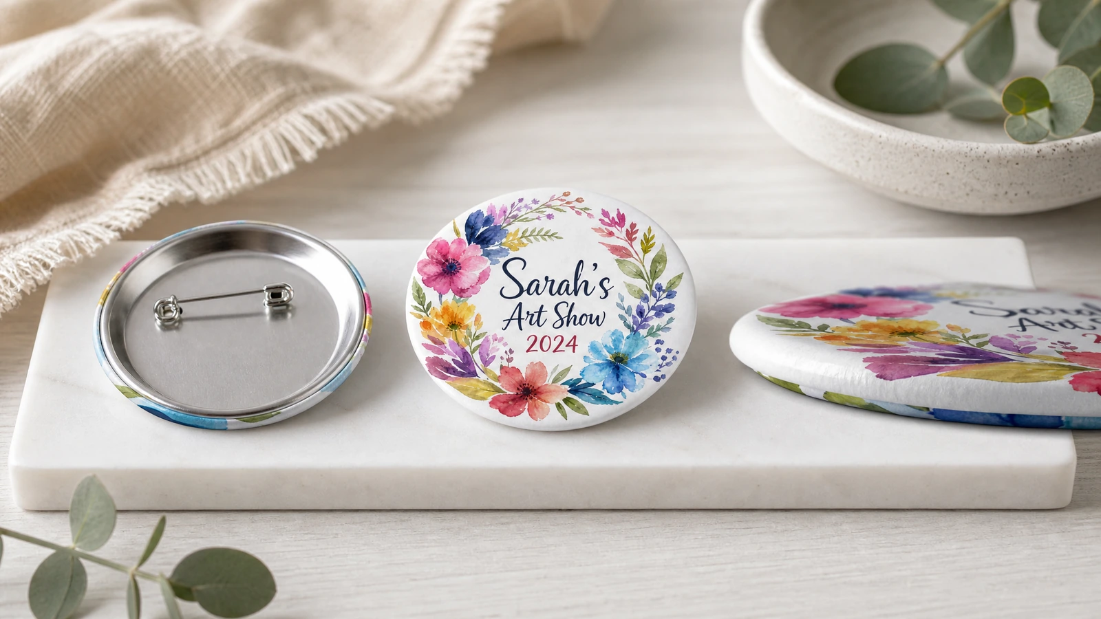 Kontrol kemasan, pengiriman, dan pemesanan ulang pinback button kustom Pinback button kustom disortir menurut desain, dikemas untuk pengiriman, dan didokumentasikan untuk pemesanan ulang