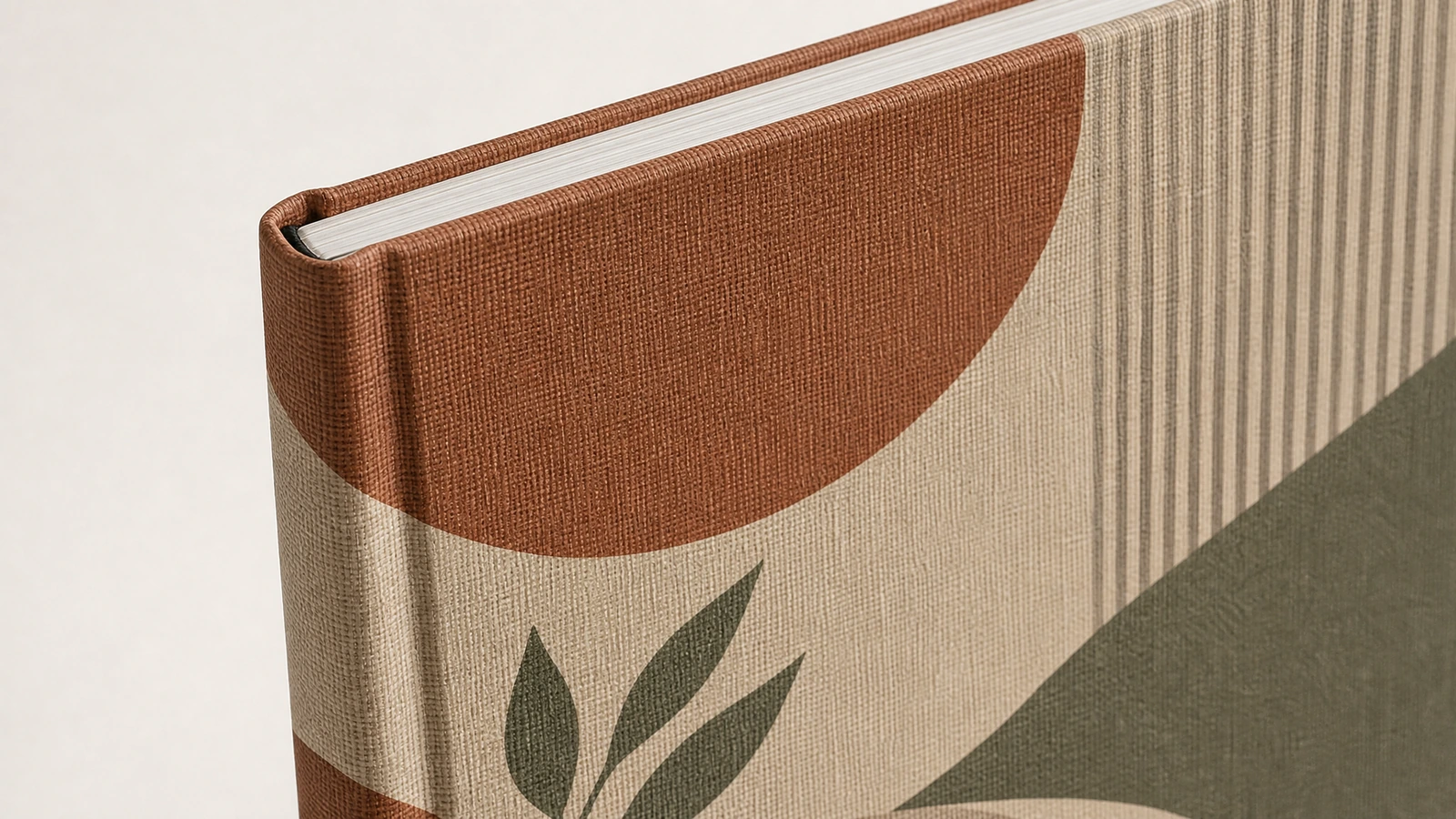 Detail sampul dan punggung bertenun Ilustrasi detail dekat sampul keras bertenun bermotif, punggung buku, dan blok halaman