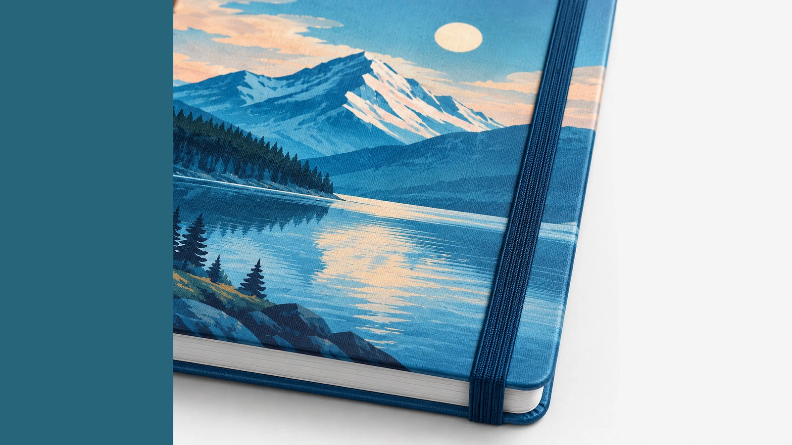 Detail sampul cetak dan tali elastis Ilustrasi close-up sampul cetak bertema danau pegunungan, tali elastis biru, dan blok halaman