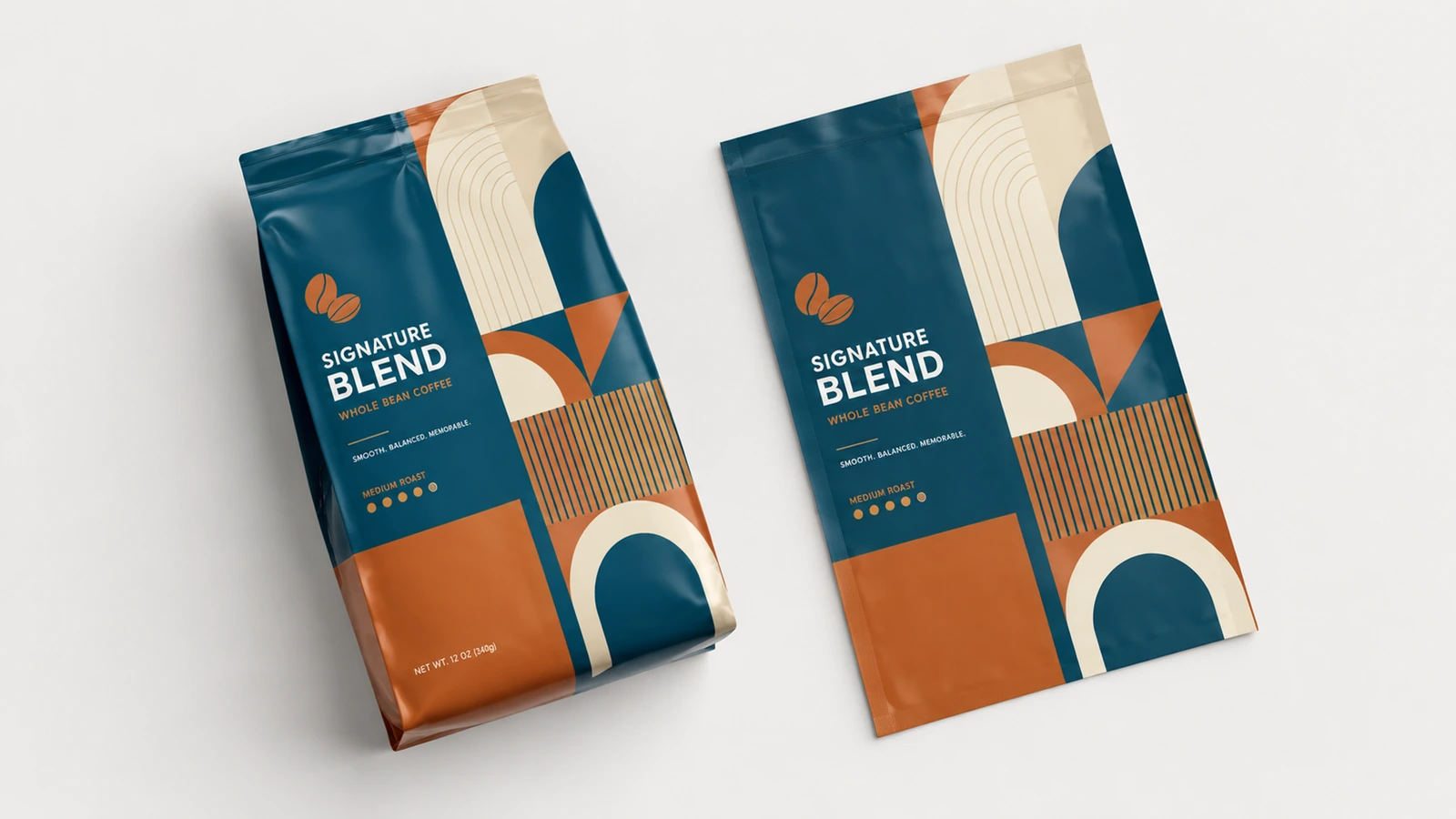 Dua sampel kantong kopi dengan grafis teal, oranye, dan krem yang senada