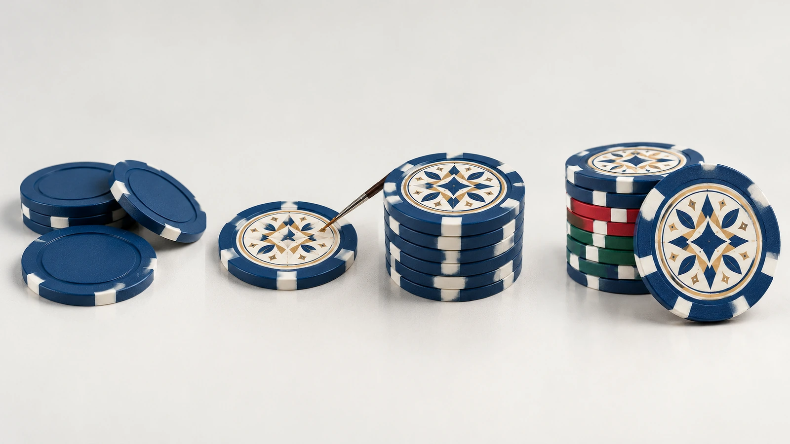 Chip poker polos dan berhias Chip biru polos di samping chip berdesain geometris dan tumpukan multiwarna