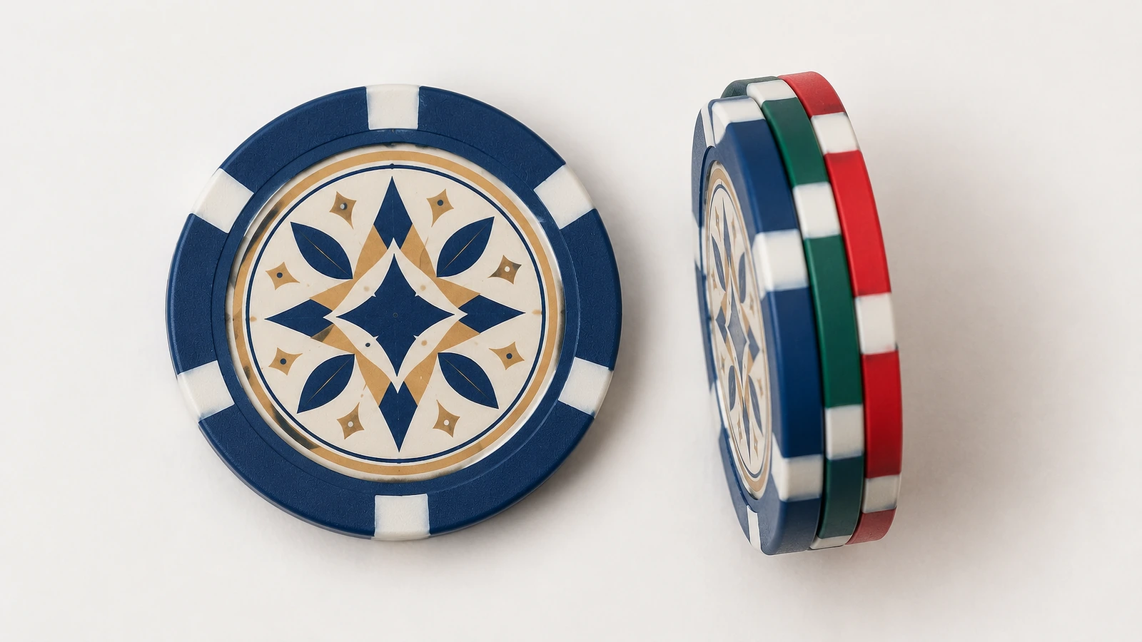Tampilan permukaan dan tepi chip poker Chip poker berdesain geometris ditampilkan dari permukaan dan tepi, dengan warna tepi biru, hijau, dan merah