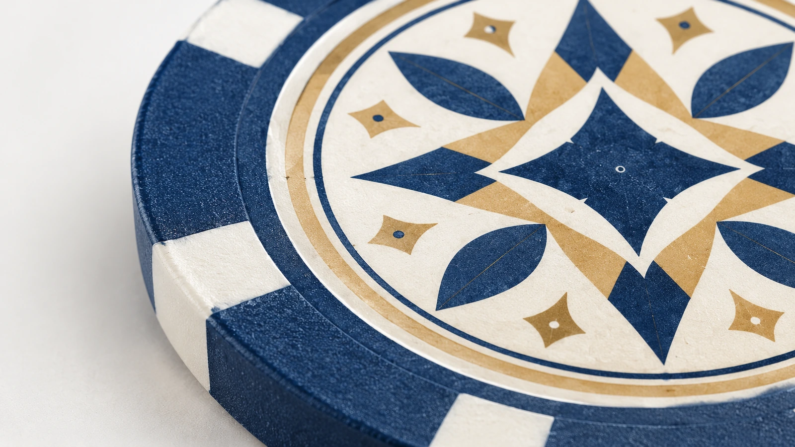 Artwork chip poker dan detail edge spot Close-up artwork geometris biru dan emas pada chip poker dengan edge spot putih
