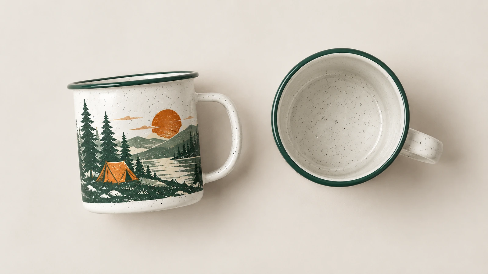 Dua mug enamel bertema berkemah yang memperlihatkan sisi berhias dan bagian dalam polos berbintik