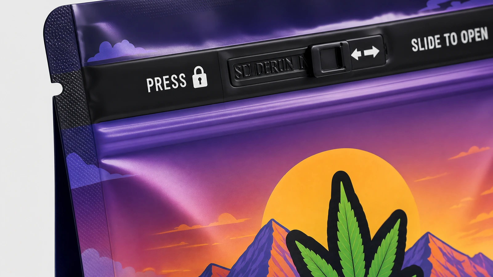 Detail penutup kantong ilustratif Close-up penutup slider hitam dan instruksi pembukaan yang dicetak pada kantong ungu