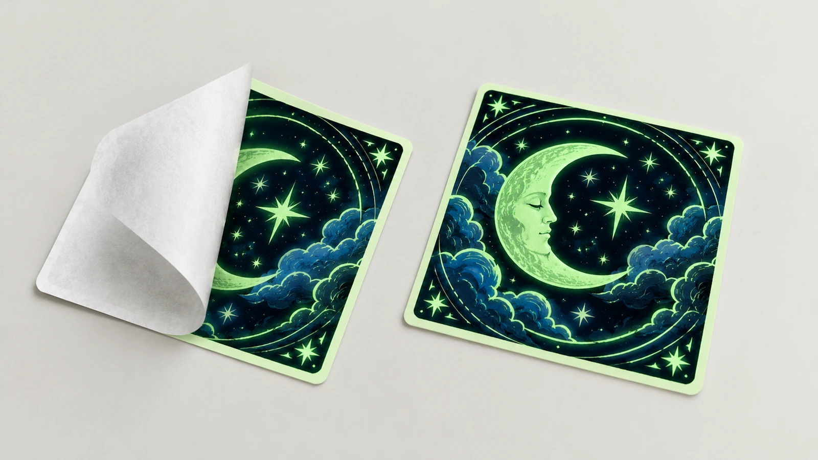 Dua stiker persegi bulan dan bintang, salah satunya dengan lapisan kertas putih yang terkelupas sebagian