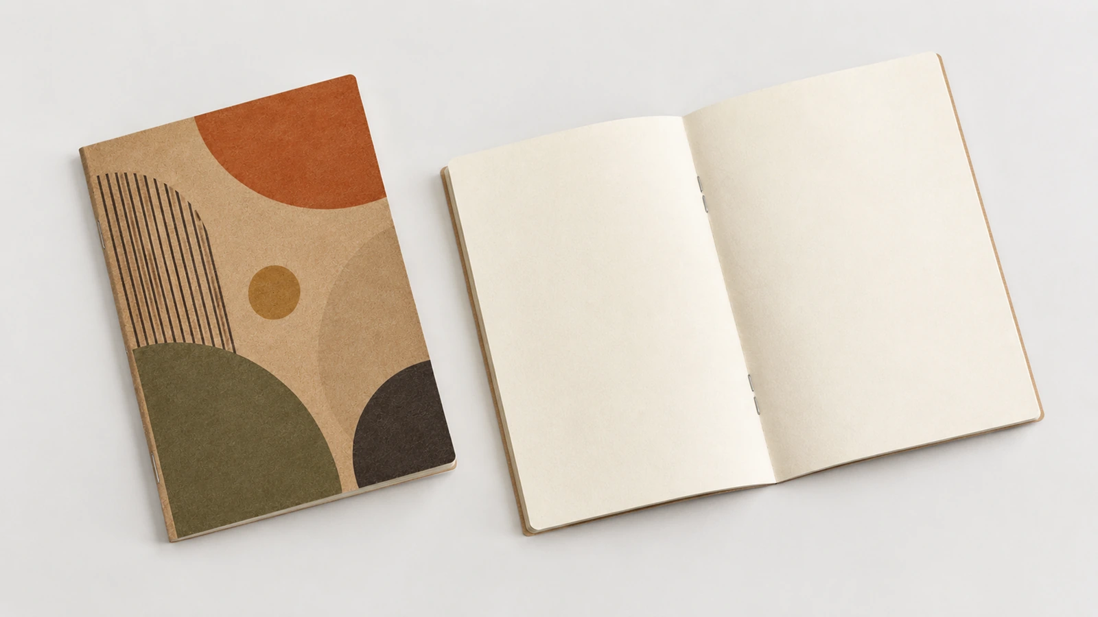 Sampul kraft dan halaman tulis kosong Ilustrasi buku catatan kraft tertutup dengan pola geometris di samping buku catatan kosong yang terbuka