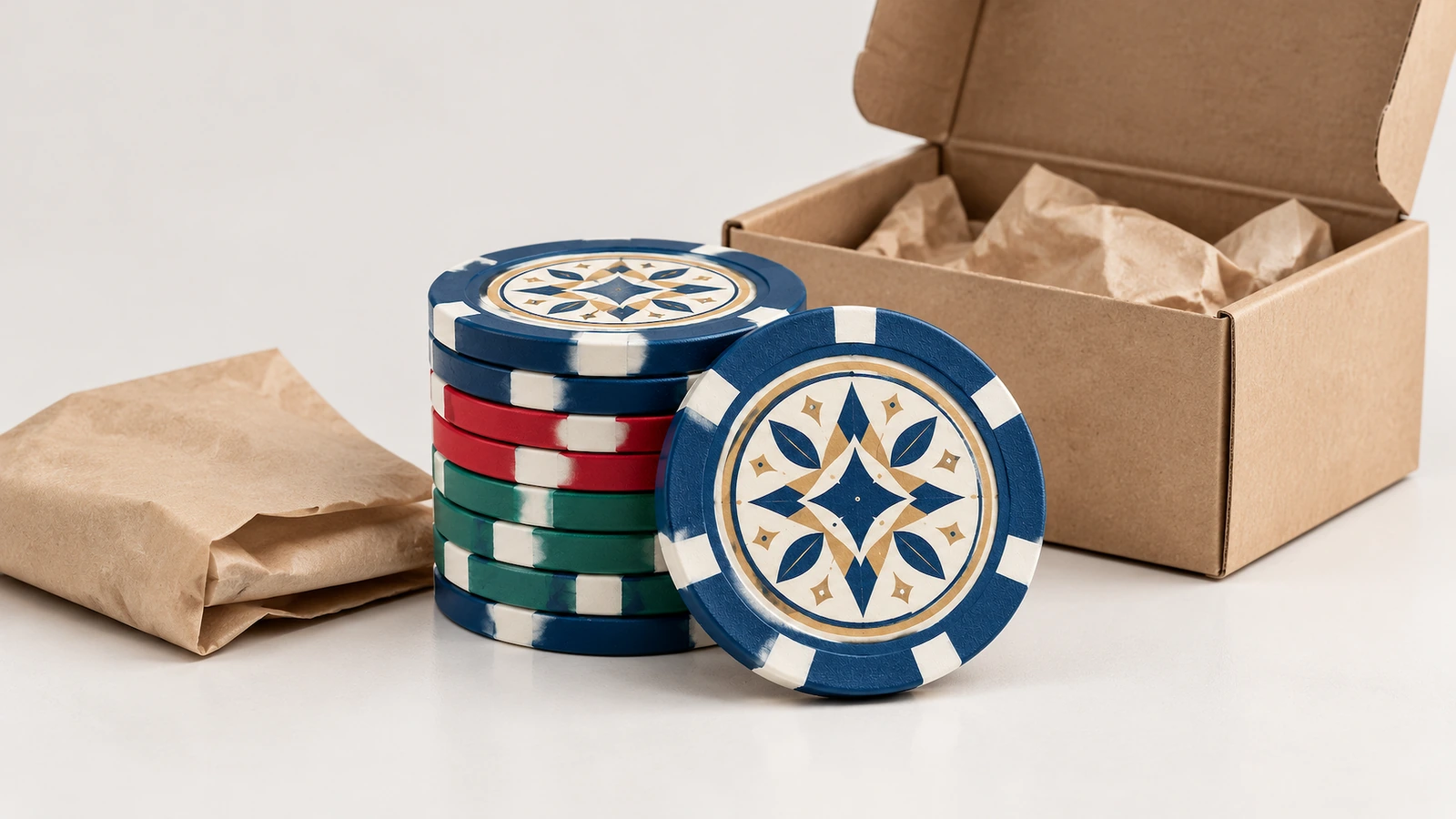 Chip poker dan bahan kemasan Tumpukan chip poker multiwarna di samping kotak kraft terbuka dan barang yang dibungkus kertas