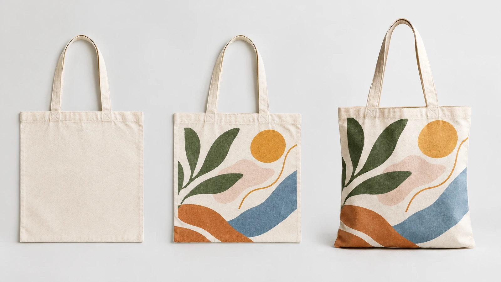 Tiga tas tote krem yang memperlihatkan bagian depan polos dan dua desain bercetak bermotif botani